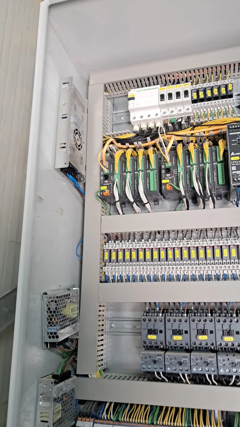 YOBSİS imalatı PLC kumanda panosu: PLC giriş/çıkış modülleri, Delta güç kaynağı, ABB röleler ve etiketlenmiş klemens sıraları