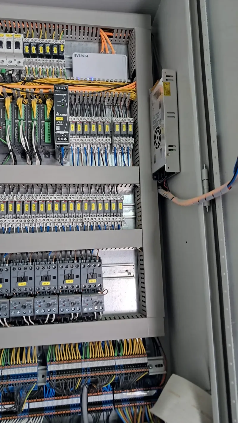 Pano içi röle, kontaktör ve termik koruma sıraları; Delta güç kaynağı ve PLC modülleriyle birlikte düzenli kablolama