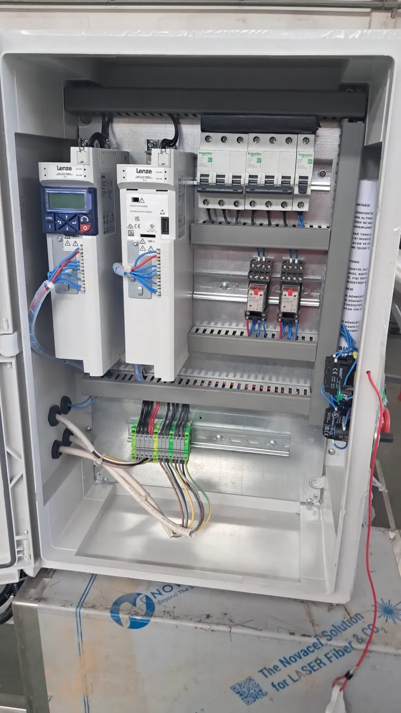 Lenze frekans invertörleri ve Schneider şalterlerin bulunduğu motor sürücü panosu