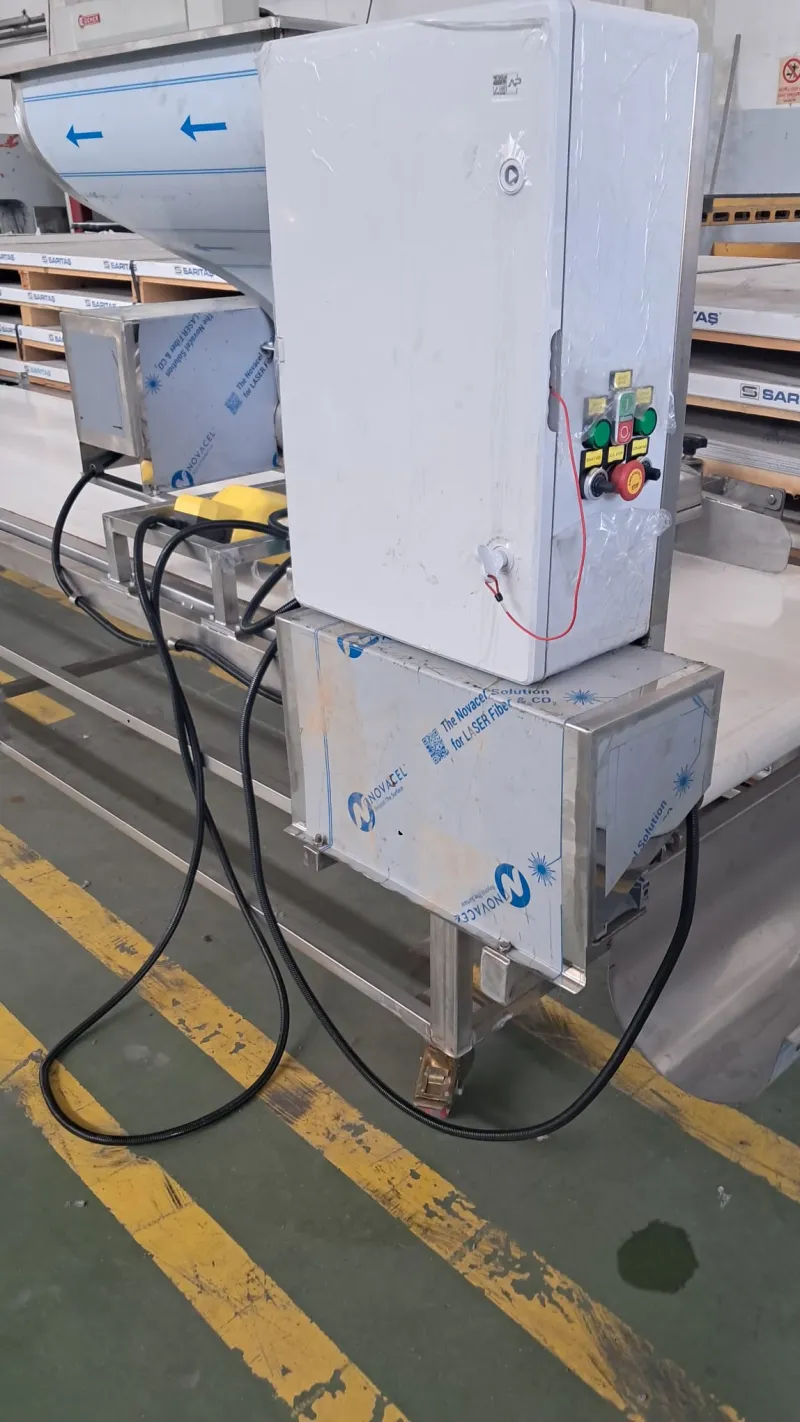 Üretim sahasında makineye monte edilmiş kumanda panosu ve operatör buton grubu