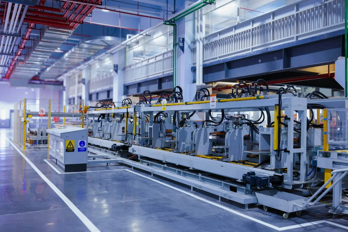 Modern bir üretim tesisinde otomatik montaj hattı